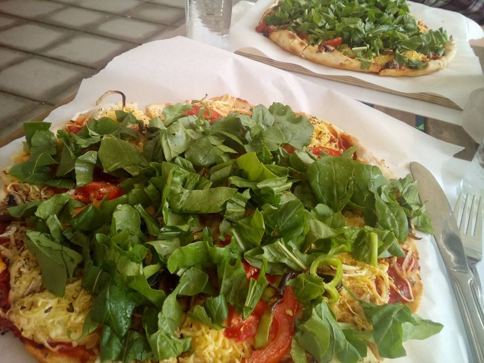 Vegan Pizza Essen im Restaurant Restolake in Oroklini